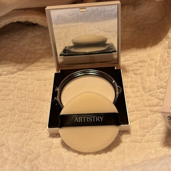 Great pressed powder applies easily - Picture 2 of 2